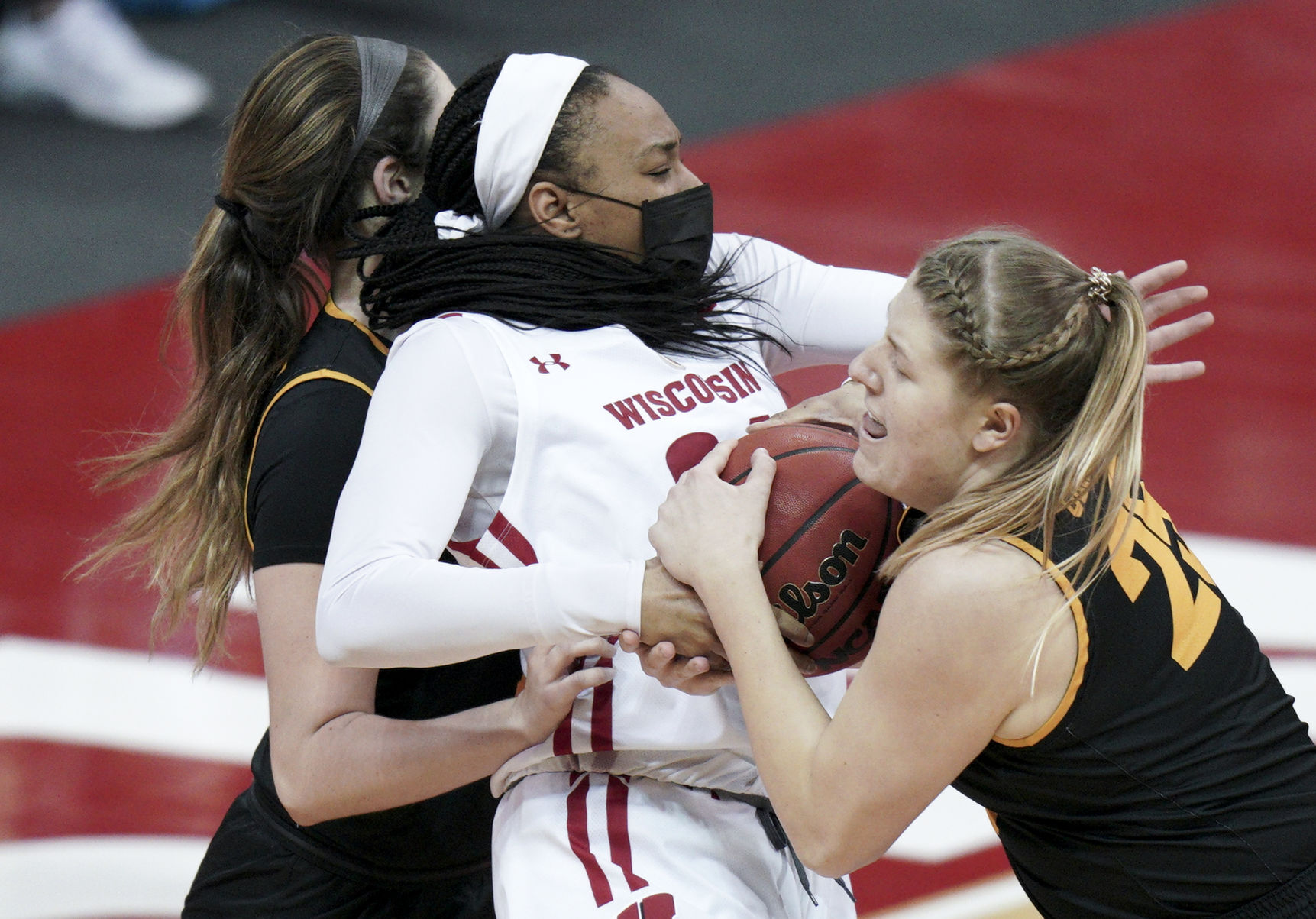 Iowa 84, UW 70
